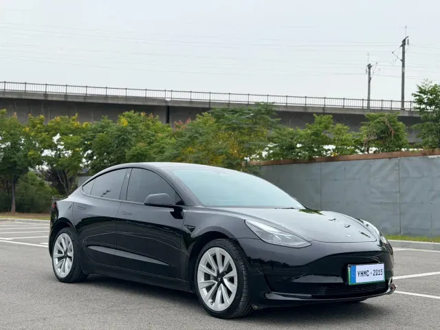 Tesla Model 3 — Фото автомобиля 3