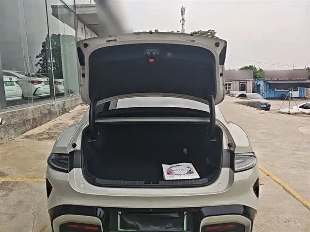 Xiaomi SU7 — Фото автомобиля 18