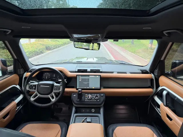 Land Rover Defender — Фото автомобиля 12