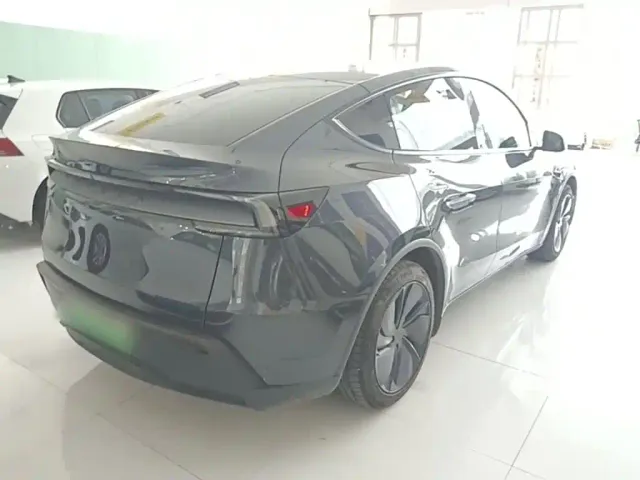 Tesla Model Y — Фото автомобиля 6