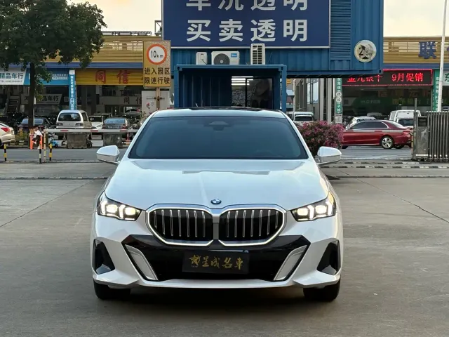 BMW 5 Series — Фото автомобиля 2