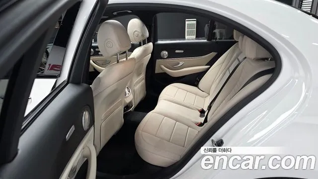 Mercedes-Benz E-Class — Фото автомобиля 12