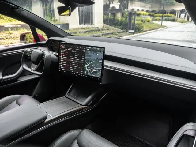 Tesla Model X — Фото автомобиля 13