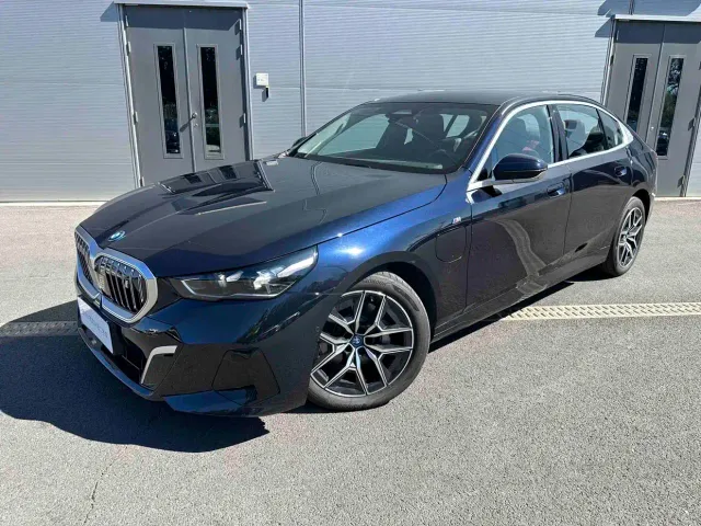 Фотография автомобиля — BMW i5