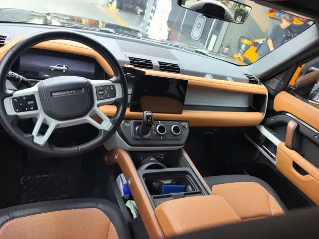 Land Rover Defender — Фото автомобиля 12