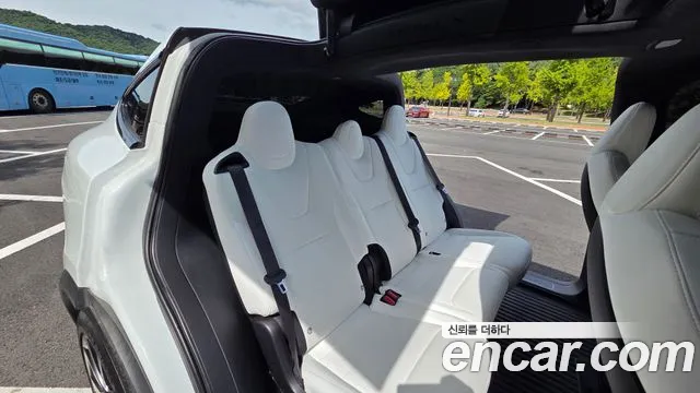 Tesla Model X — Фото автомобиля 8