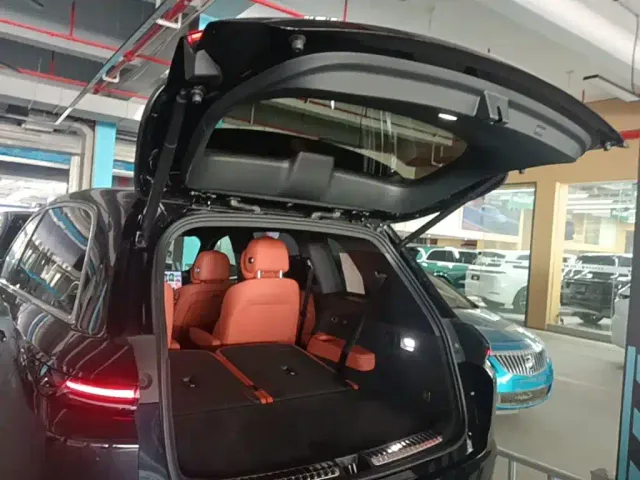 Li Auto L8 — Фото автомобиля 18