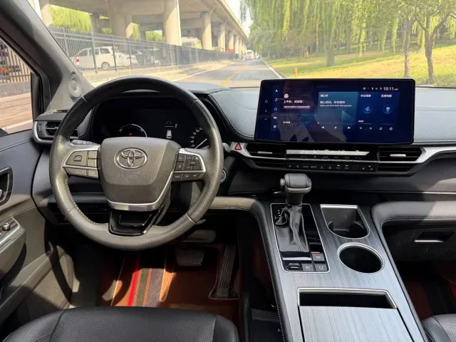 Toyota Sienna — Фото автомобиля 9