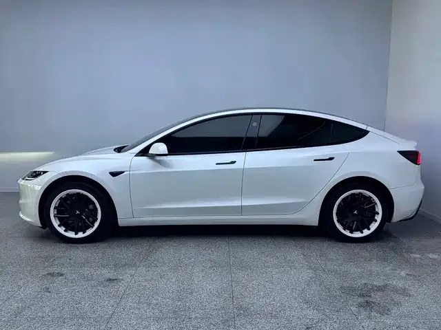 Tesla Model 3 — Фото автомобиля 11