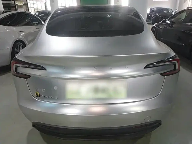 Tesla Model 3 — Фото автомобиля 5