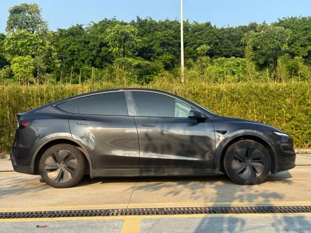 Tesla Model Y — Фото автомобиля 14