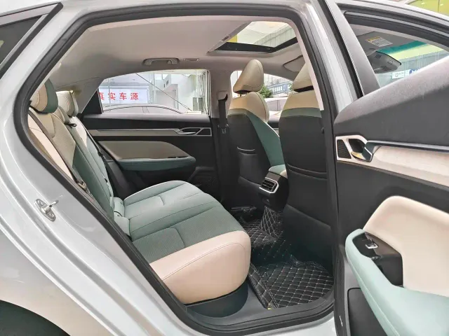 Geely Emgrand L — Фото автомобиля 9