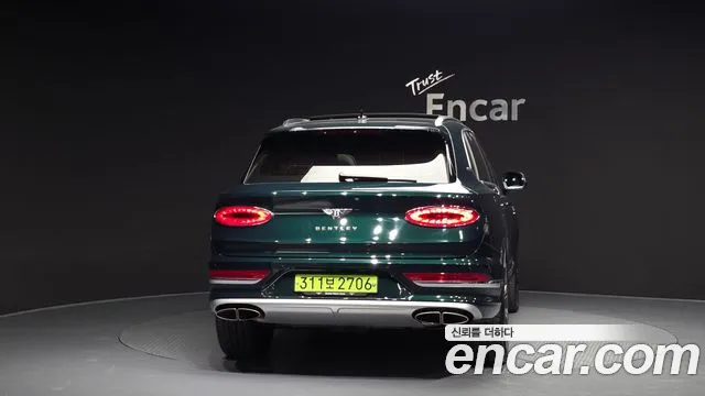 Bentley Bentayga Bentayga 4.0 V8 EWB First Edition — Фото автомобиля 4
