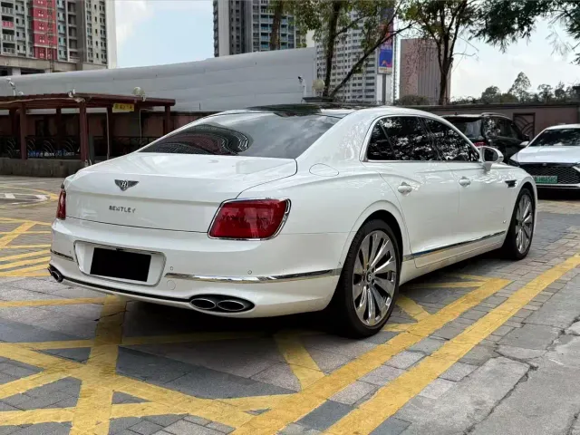 Bentley Flying Spur — Фото автомобиля 11