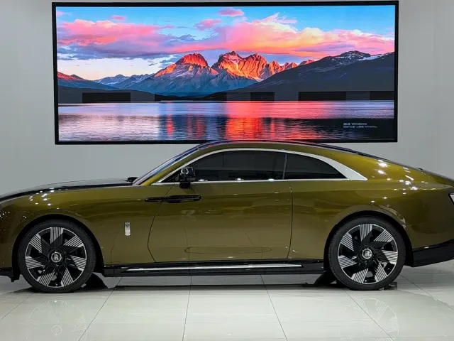 Rolls-Royce Spectre — Фото автомобиля 3
