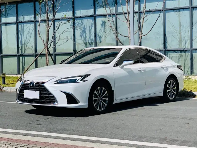 Фотография автомобиля — Lexus ES