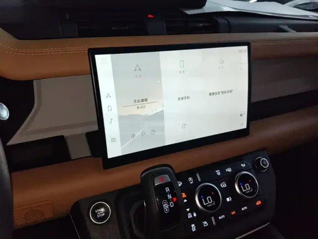 Land Rover Defender — Фото автомобиля 12