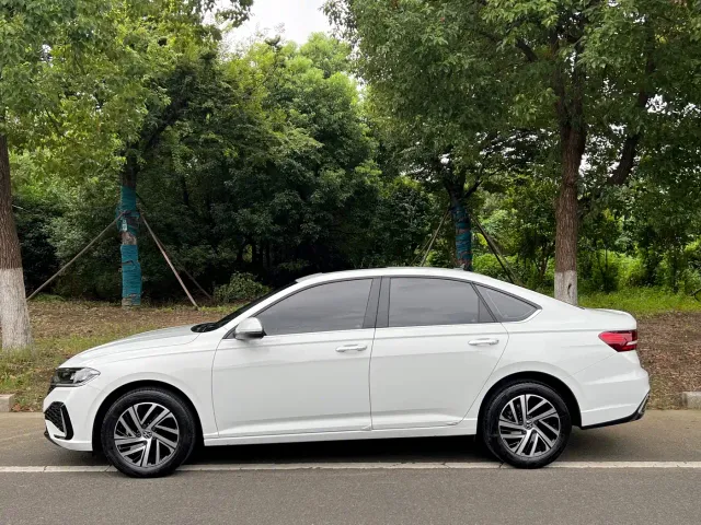 Volkswagen Lavida — Фото автомобиля 4