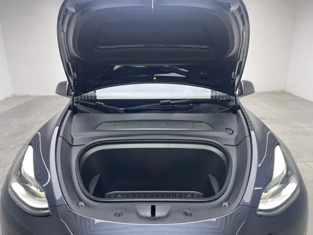 Tesla Model Y — Фото автомобиля 9