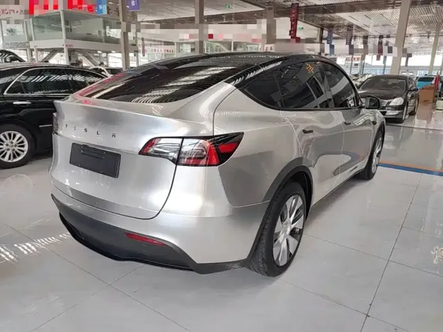 Tesla Model Y — Фото автомобиля 6