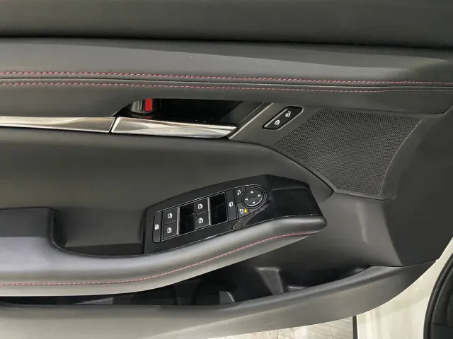 Mazda Axela — Фото автомобиля 15