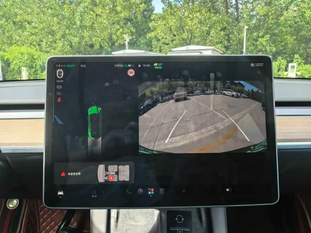 Tesla Model Y — Фото автомобиля 9
