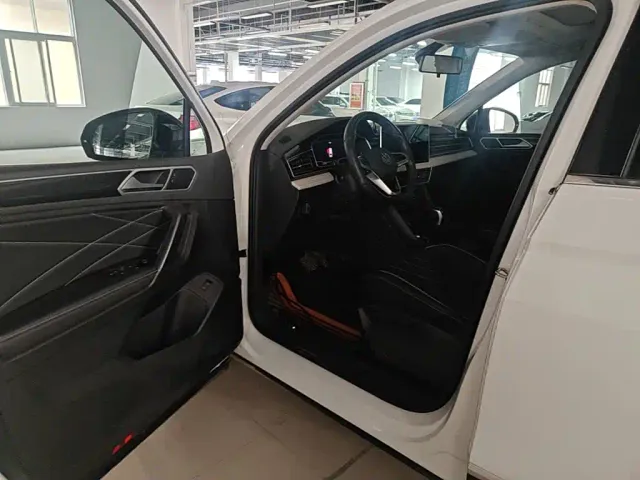 Volkswagen Tiguan L — Фото автомобиля 15