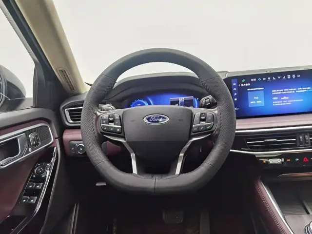 Ford Explorer — Фото автомобиля 11