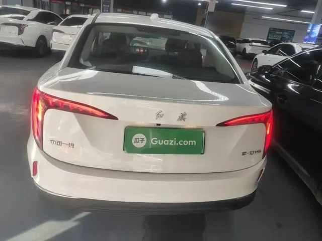 Hongqi E-QM5 — Фото автомобиля 5