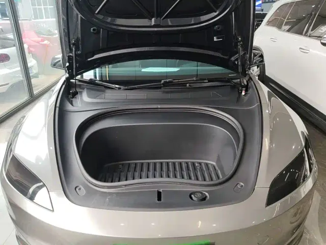 Tesla Model 3 — Фото автомобиля 19