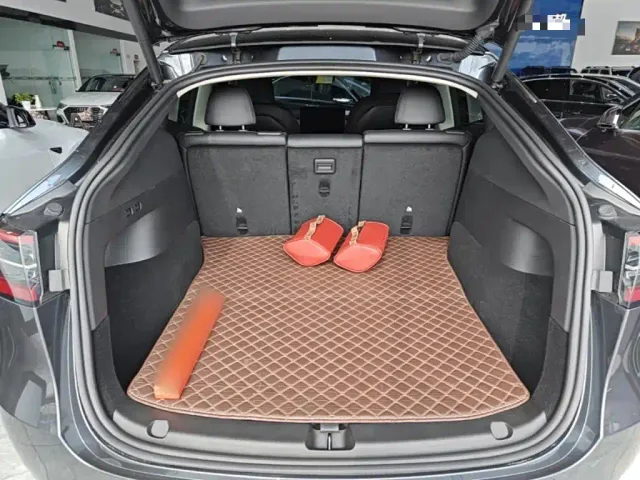 Tesla Model Y — Фото автомобиля 18