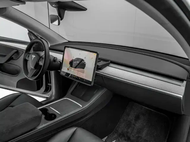 Tesla Model Y — Фото автомобиля 16