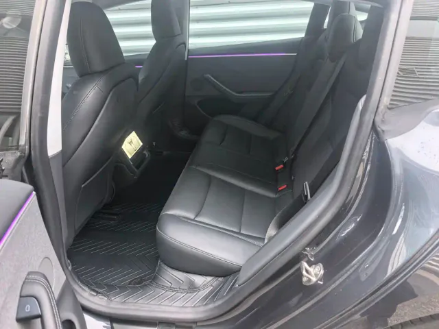 Tesla Model 3 — Фото автомобиля 12