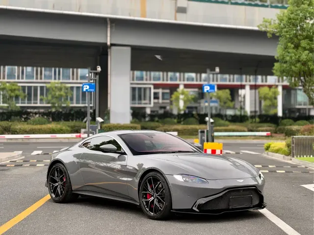 Aston Martin V8 Vantage — Фото автомобиля 2