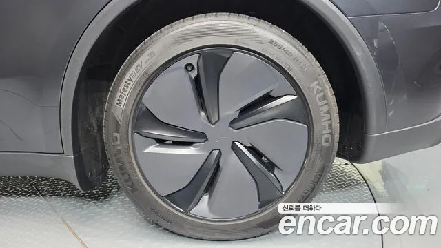 Tesla Model Y — Фото автомобиля 21