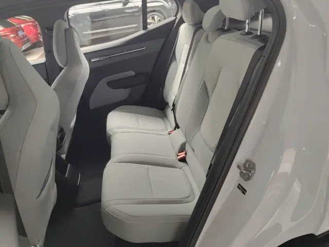 Volvo EX30 — Фото автомобиля 16