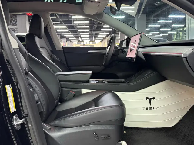 Tesla Model Y — Фото автомобиля 15