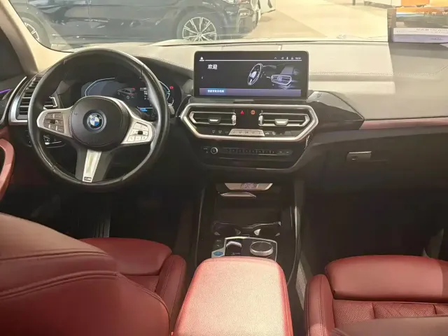 BMW iX3 — Фото автомобиля 9