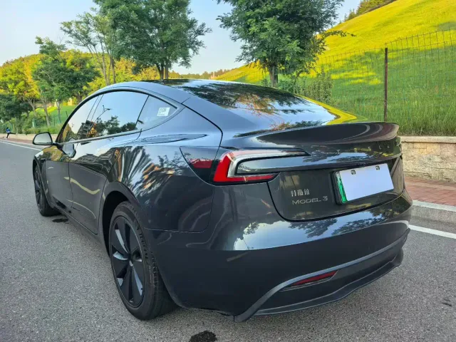 Tesla Model 3 — Фото автомобиля 9