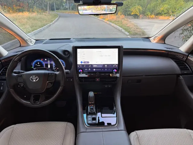 Toyota Alphard — Фото автомобиля 6