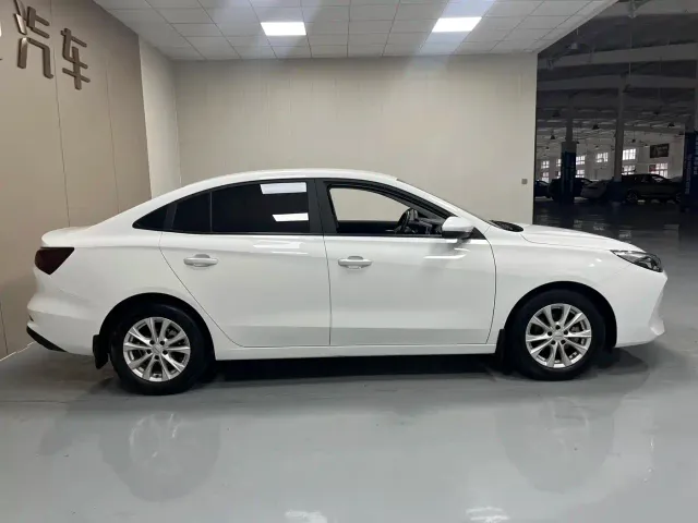 Roewe i5 — Фото автомобиля 16