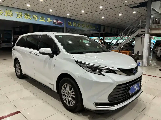 Toyota Sienna — Фото автомобиля 4