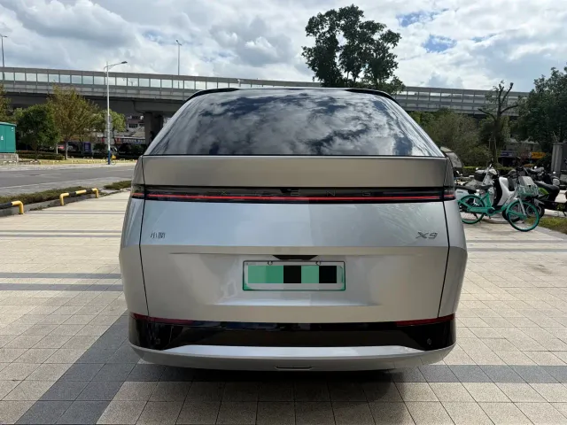 Xpeng X9 — Фото автомобиля 16