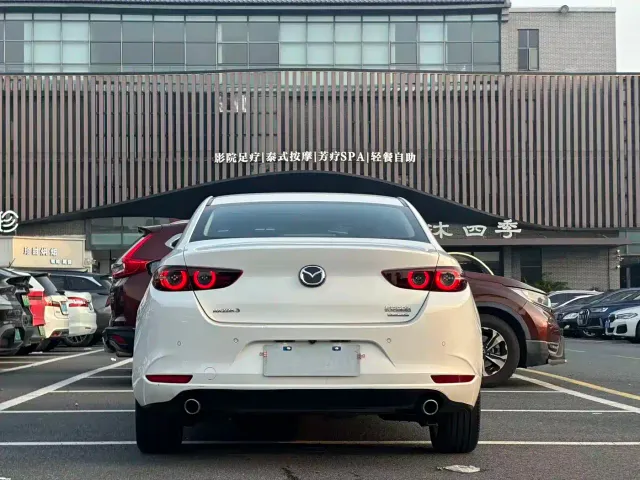 Mazda Axela — Фото автомобиля 15