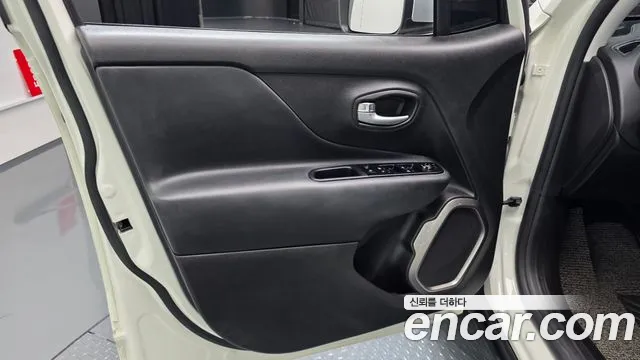 Jeep Renegade — Фото автомобиля 13