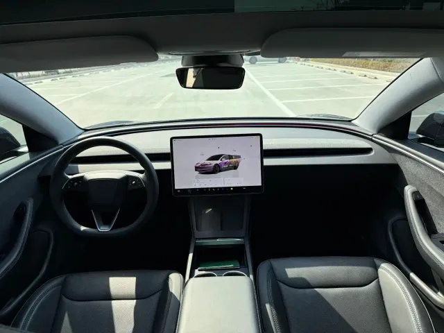 Tesla Model 3 — Фото автомобиля 10