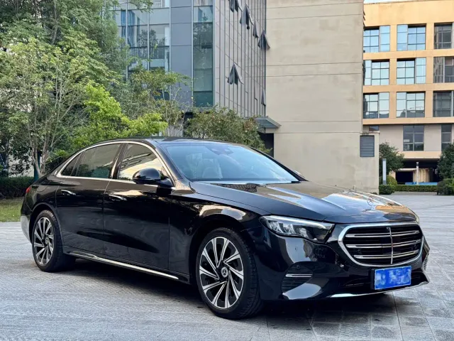 Фотография автомобиля — Mercedes-Benz E-Class