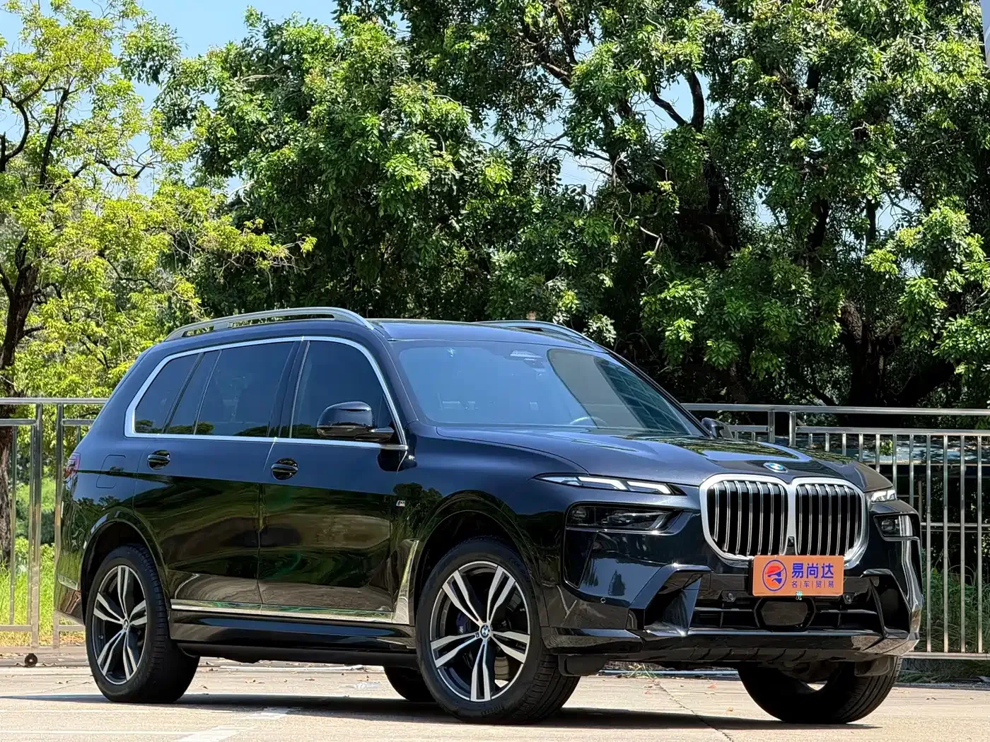BMW BMW X7 2023 xDrive40i Exclusive M Sport Package — Фото автомобиля 3