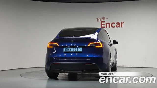 Tesla Model Y — Фото автомобиля 4