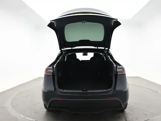 Tesla Model Y — Фото автомобиля 8